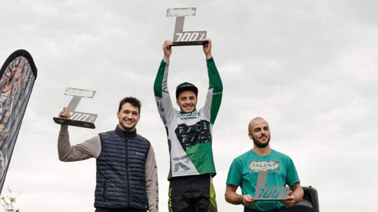 Andrea Lussiana con il trofeo del vincitore, tra Matteo Bottino (secondo) e Luigi Carannante (terzo)